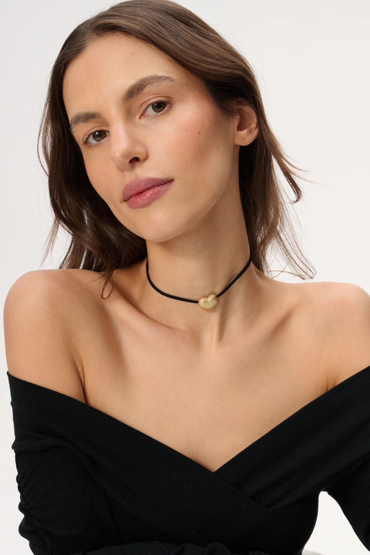 Choker z pozłacaną ozdobą w kształcie serca - Scarlett