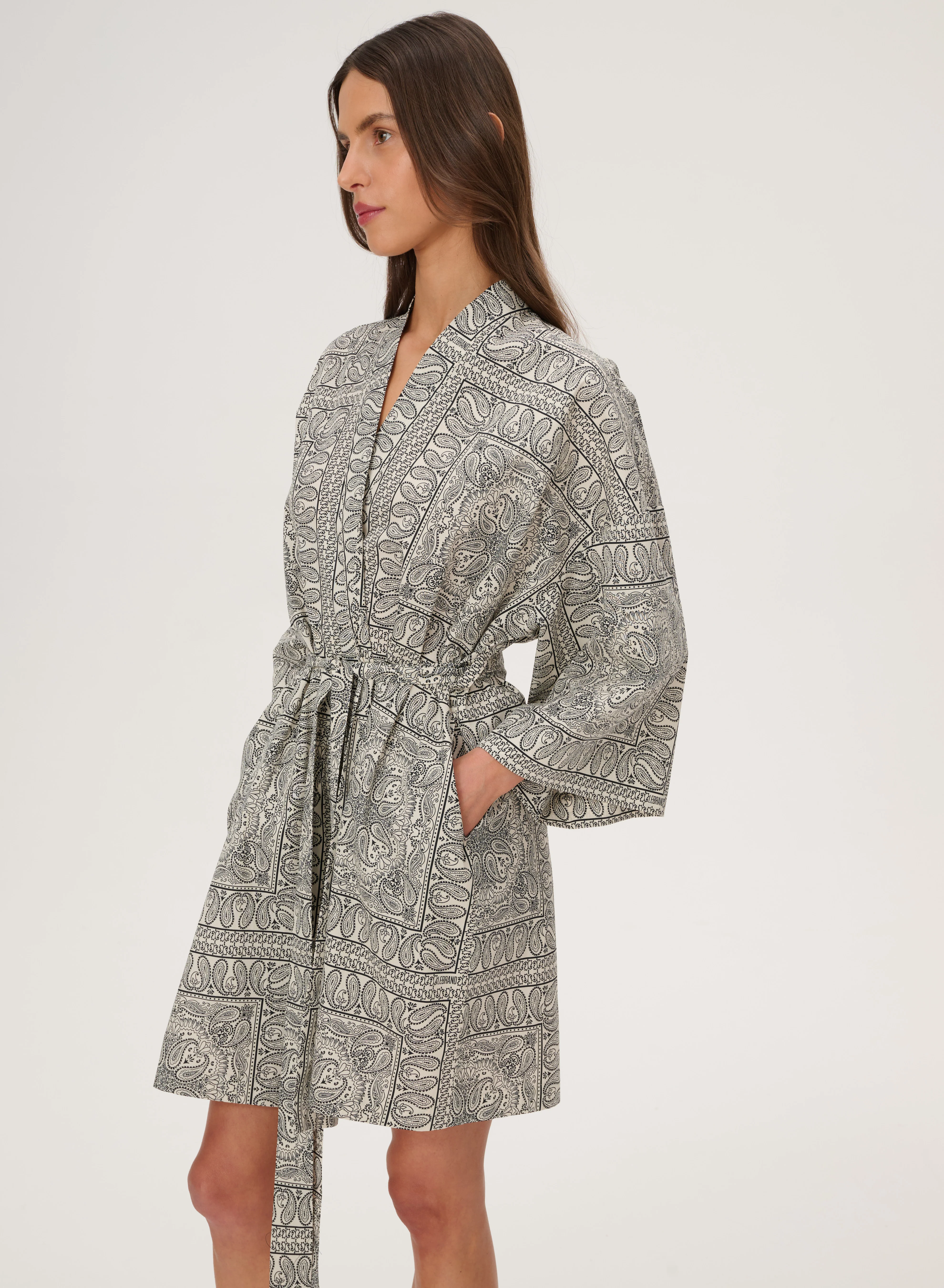 Kimono z bawełny we wzór bandany w kolorze ecru - Liu - Image 2