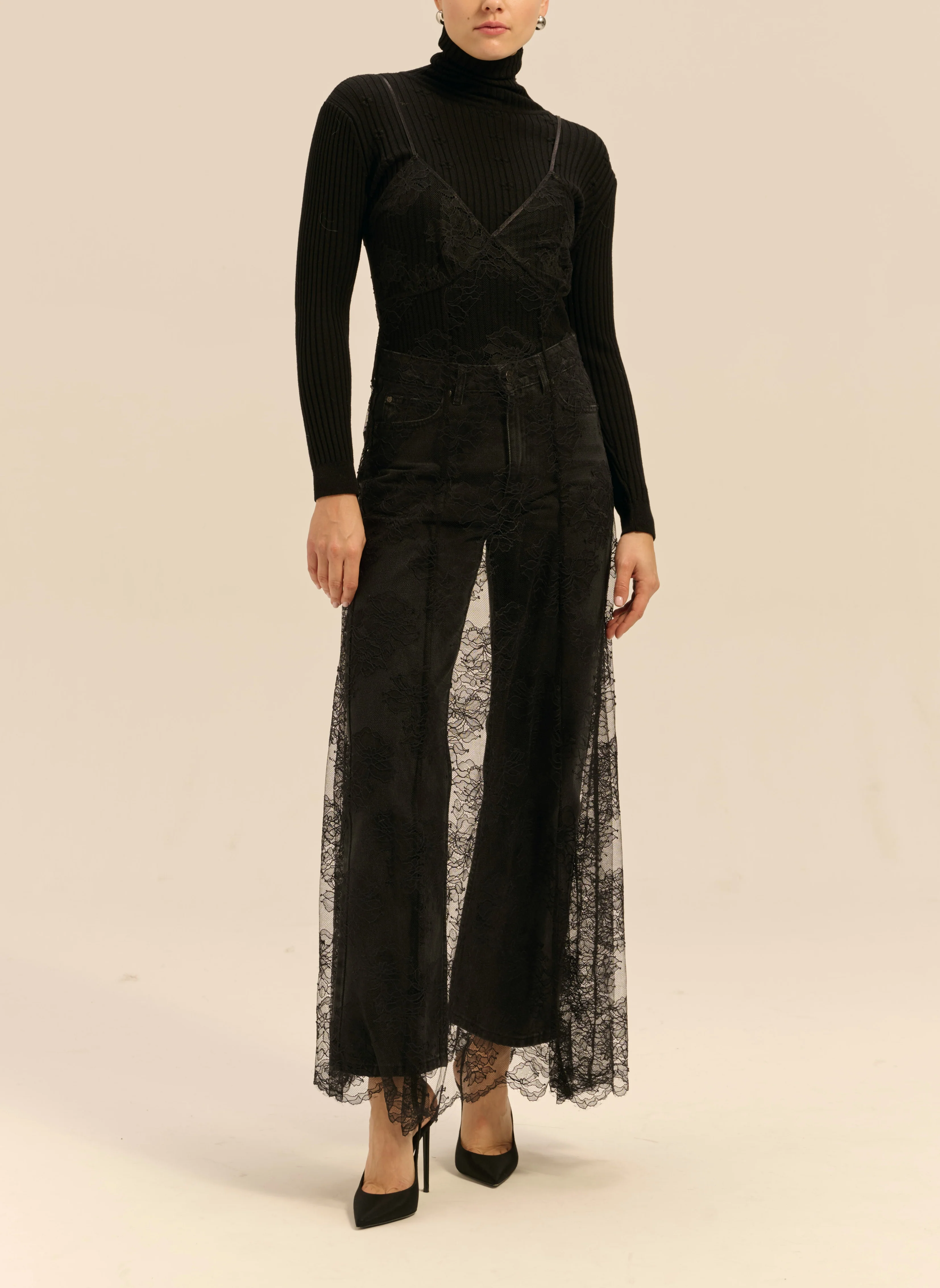 Sukienka maxi w stylu slip dress w kolorze czarnym - Gemma - Image 4