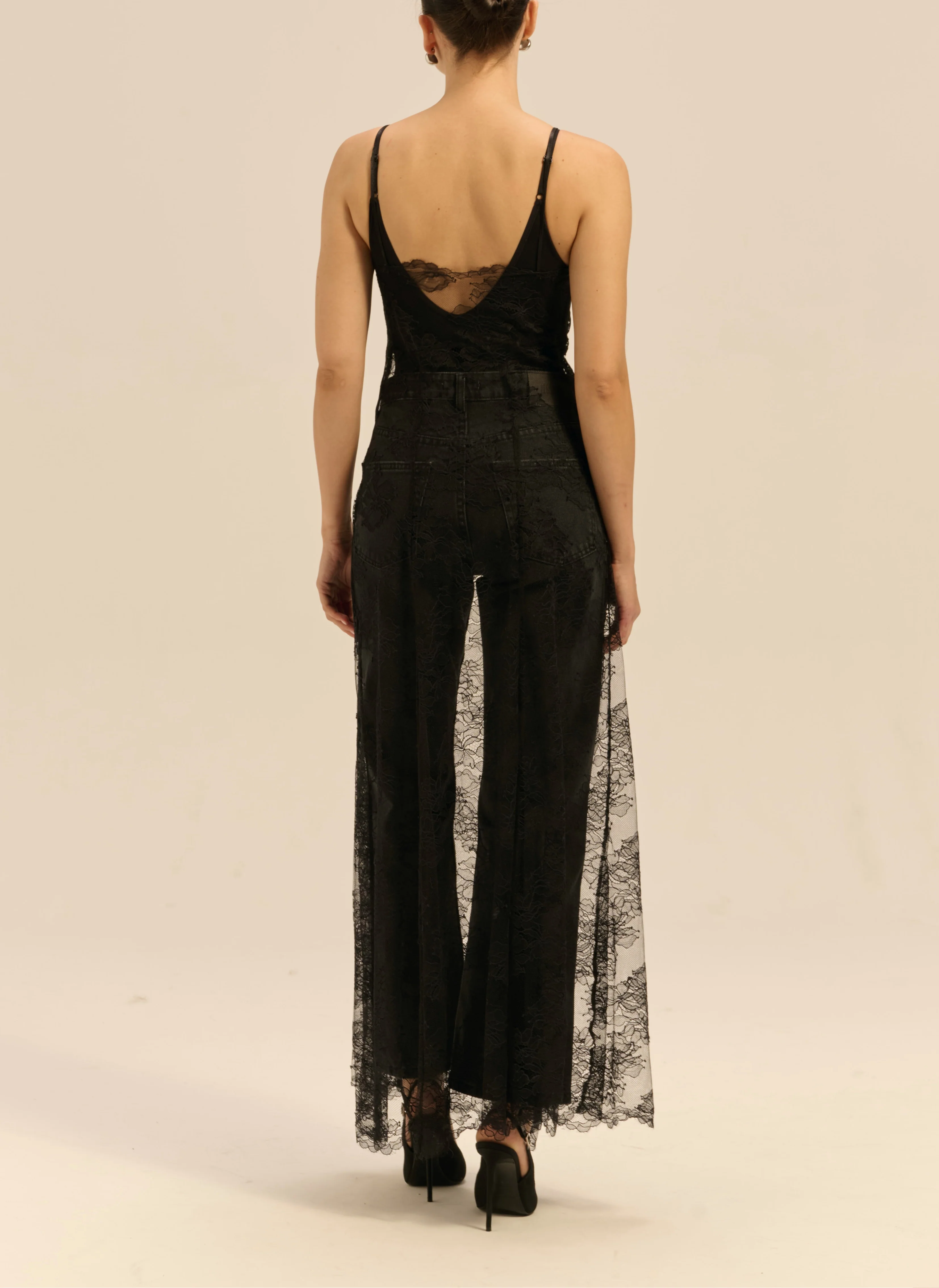 Sukienka maxi w stylu slip dress w kolorze czarnym - Gemma - Image 5